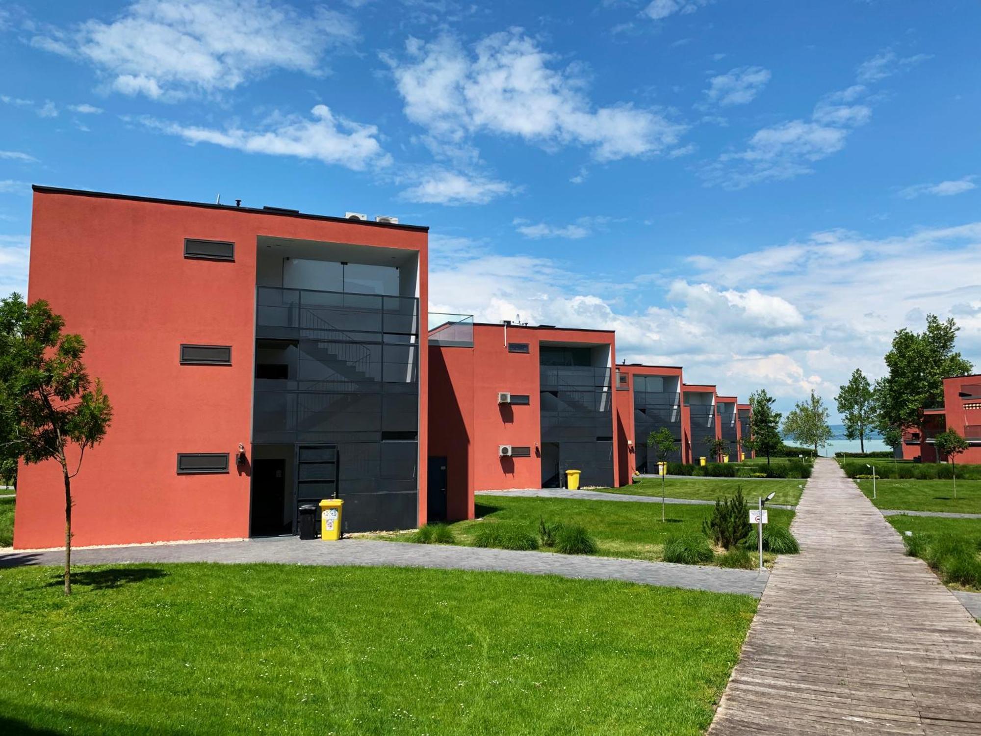 Bavaria Club Apartman Balatonlelle Exterior foto