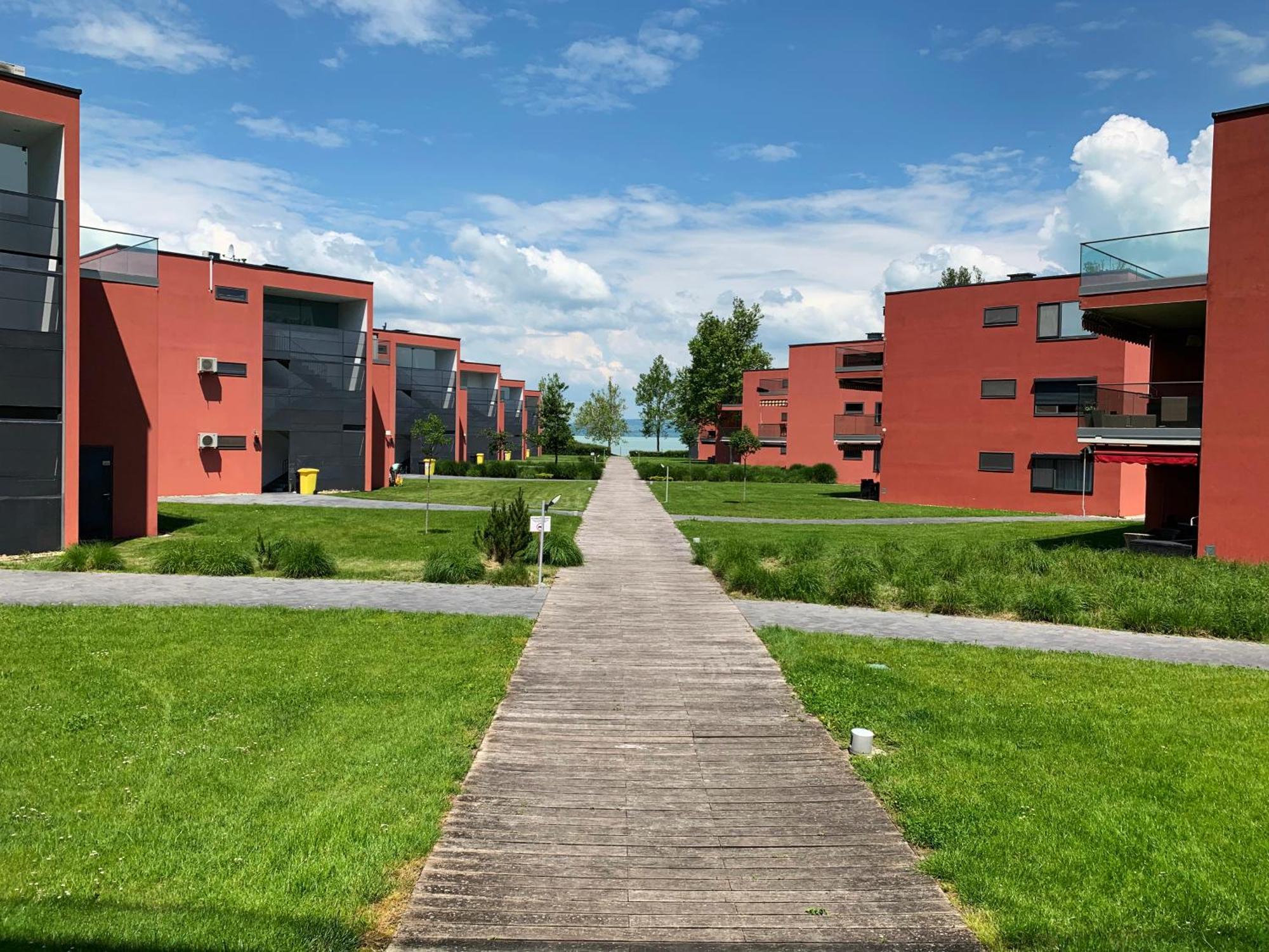 Bavaria Club Apartman Balatonlelle Exterior foto
